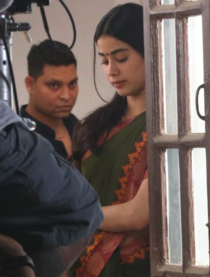 Janhvi Kapoor is back on the sets of Dhadak